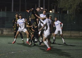 Lander y Álvaro pugnan por el balón.