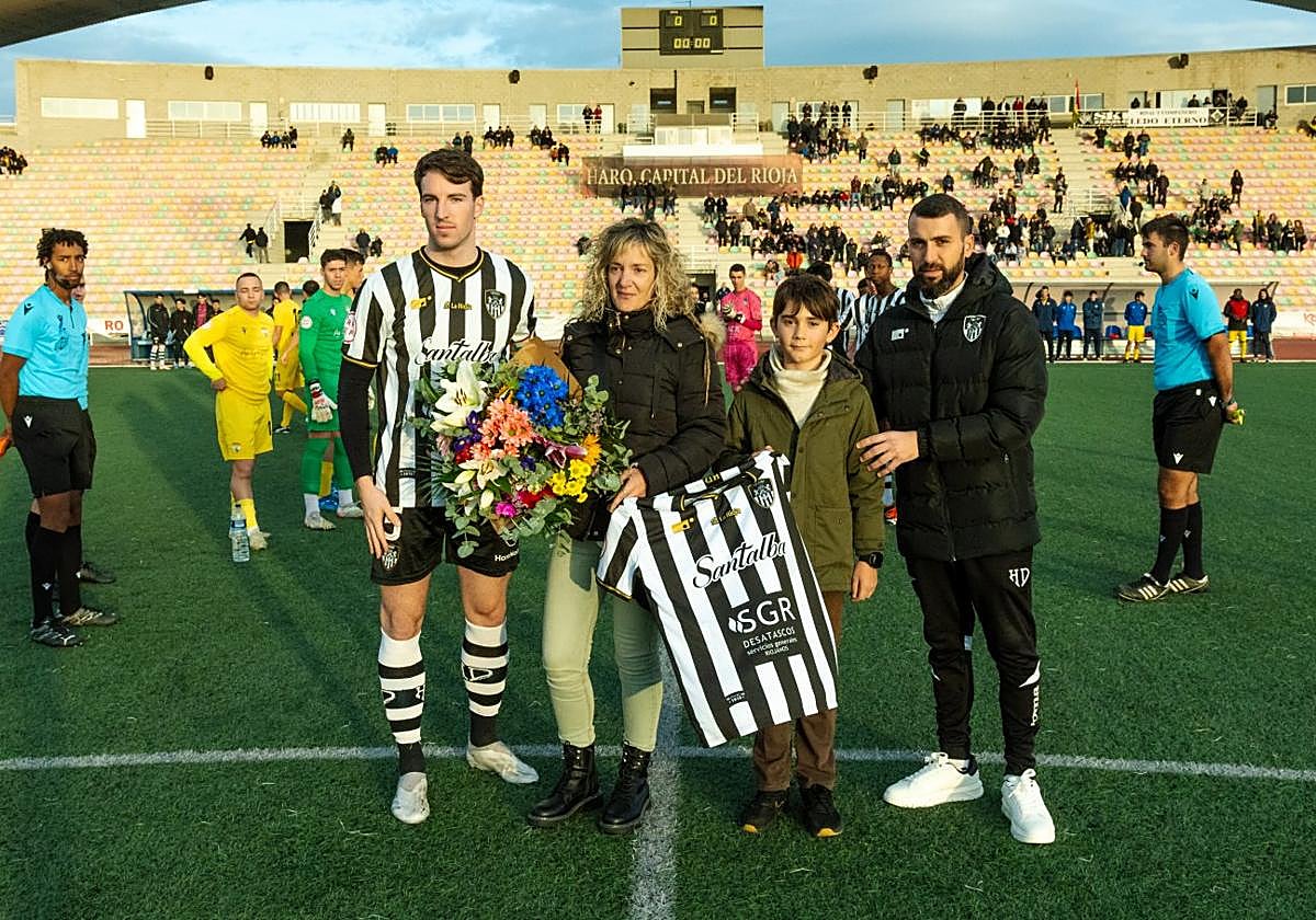 Familiares de Ledo recogieron un obsequio del Haro Deportivo de manos de su presidente, Jesús Otero, y su capitán Martín Gómez.