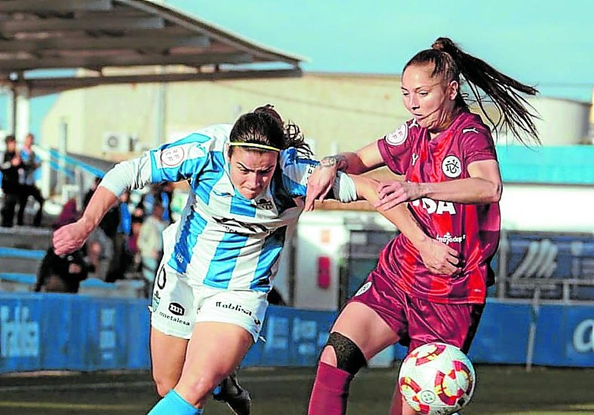 Natalia Cebolla pelea con una rival por llevarse el balón.