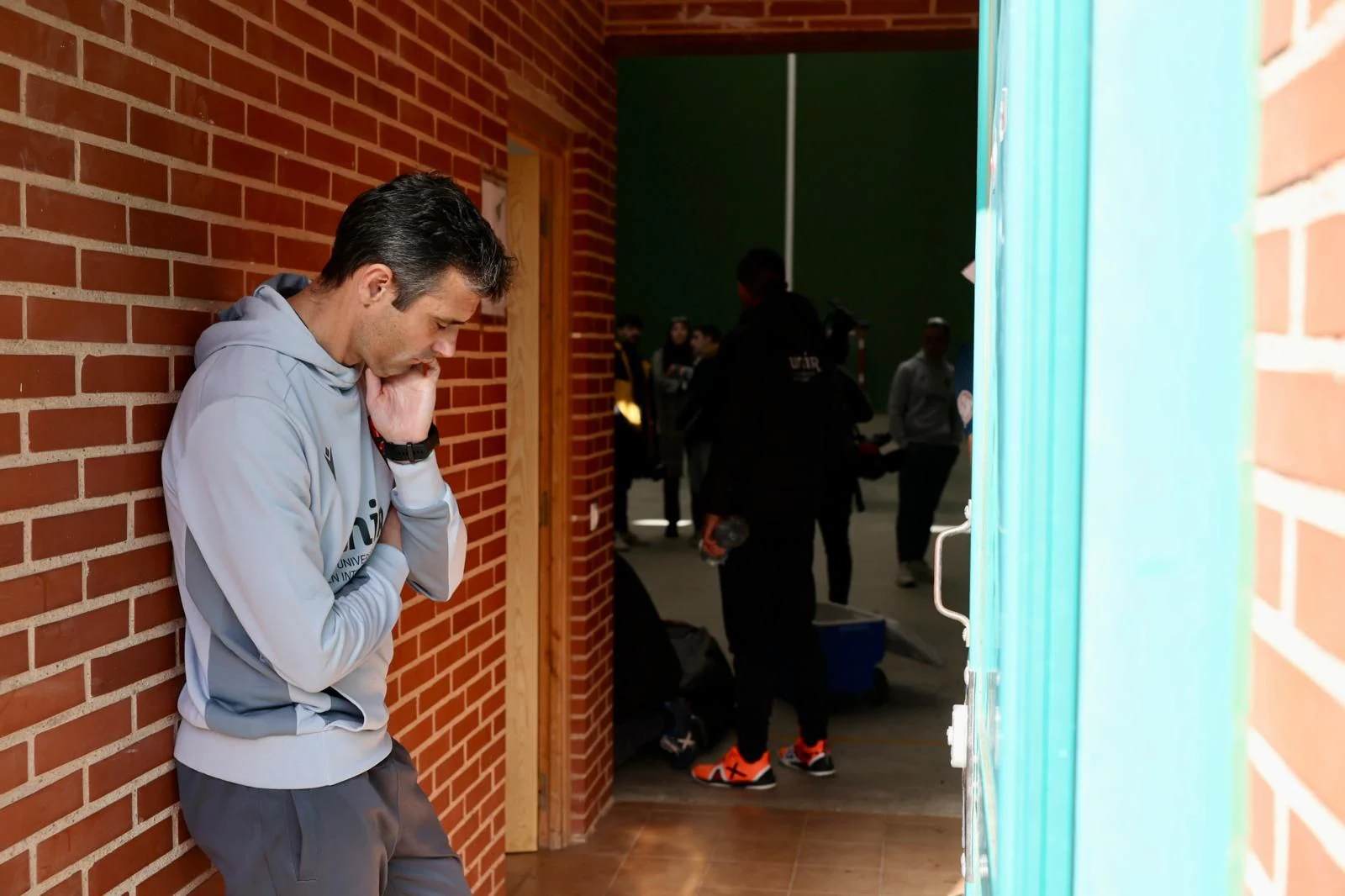 MIguel Flaño, en uno de los pasillos del polideportivo de Anguiano, al acabar el partido.