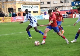 Ekiza con la pelota en un ataque del Calahorra del partido de este domingo en La Planilla contra la SD Ejea.