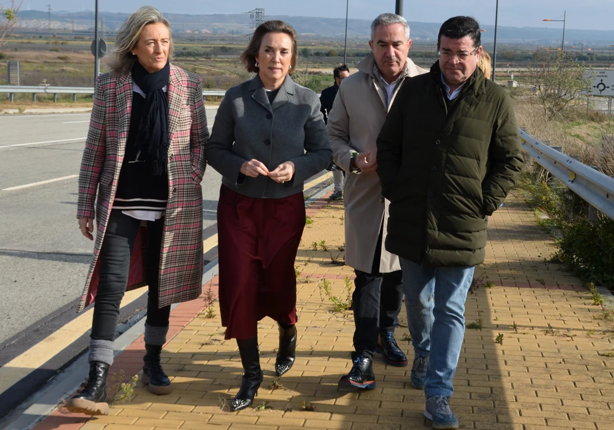 Mónica Arceiz, Cuca Gamarra, Antonio Mazo y Antonio Domínguez, esta mañana en el polígono del Recuenco.