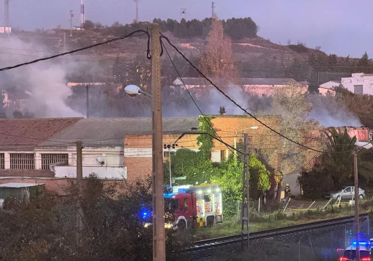 Dotaciones de Bomberos y Policía, en la zona del incendio.