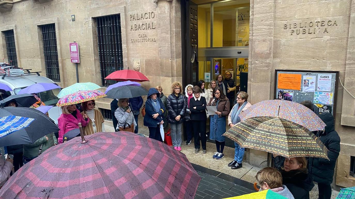 Lectura del manifiesto en el umbral del Palacio Abacial de Alfaro.