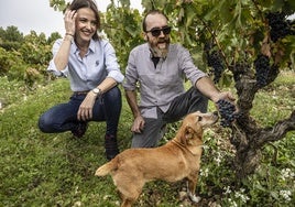 Ana Benés y Carlos Mendoza, en vísperas de la vendimia del viñedo centenario del que elaboran Milgrano