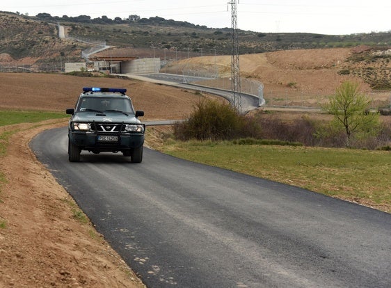 Vehículo de la Guardia Civil en el camino de entrada al Polígono de Experiencias para Fuerzas Especiales de Logroño.