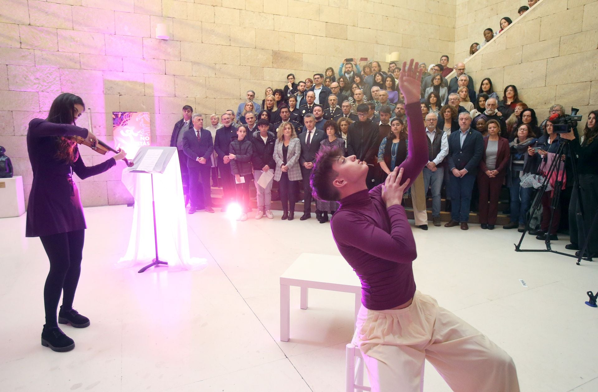 Música de violín y danza, con motivo del 25N en el Ayuntamiento de Logroño. 