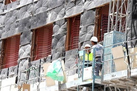 Dos trabajadores del sector de la construcción, en una imagen de archivo.