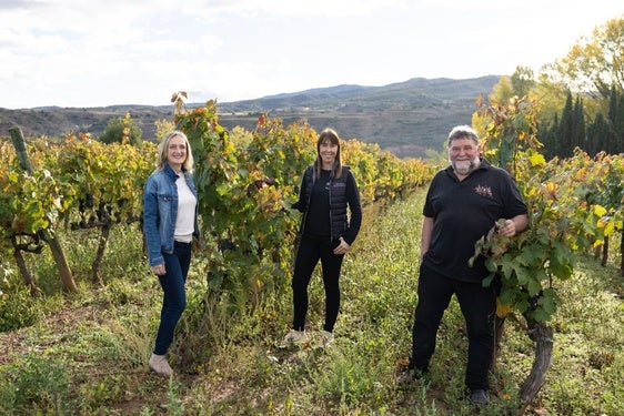 Elena Corzana, Pilar Torrecilla y Juan Carlos Sancha en un viñedo de maturana tinta.