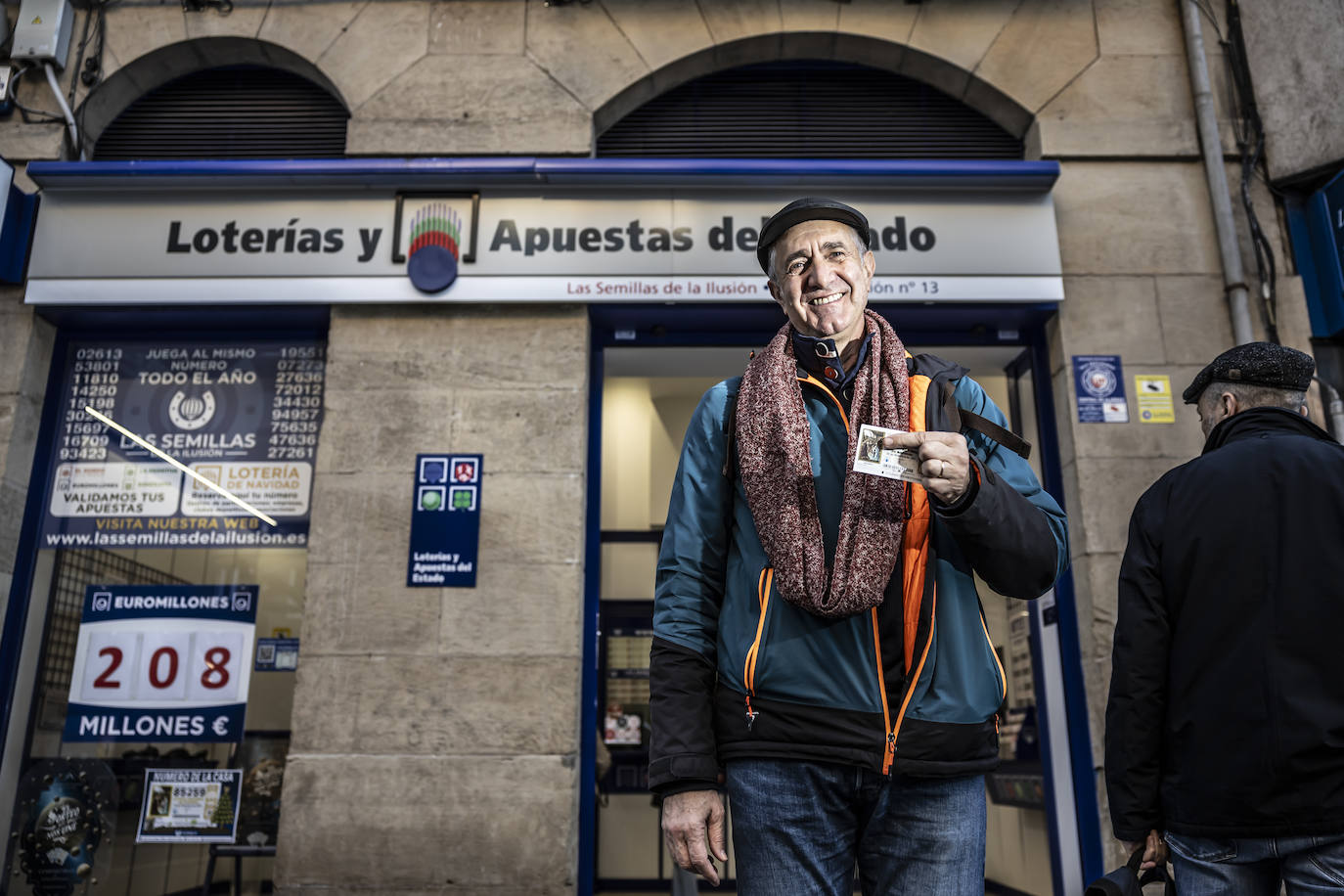 El riojano que protagoniza el anuncio de la Lotería de Navidad, Amadeo Marín, confiesa estar «asombrado» por la repercusión. Unos días después del estreno, posa con un décimo delante de una administración riojana.