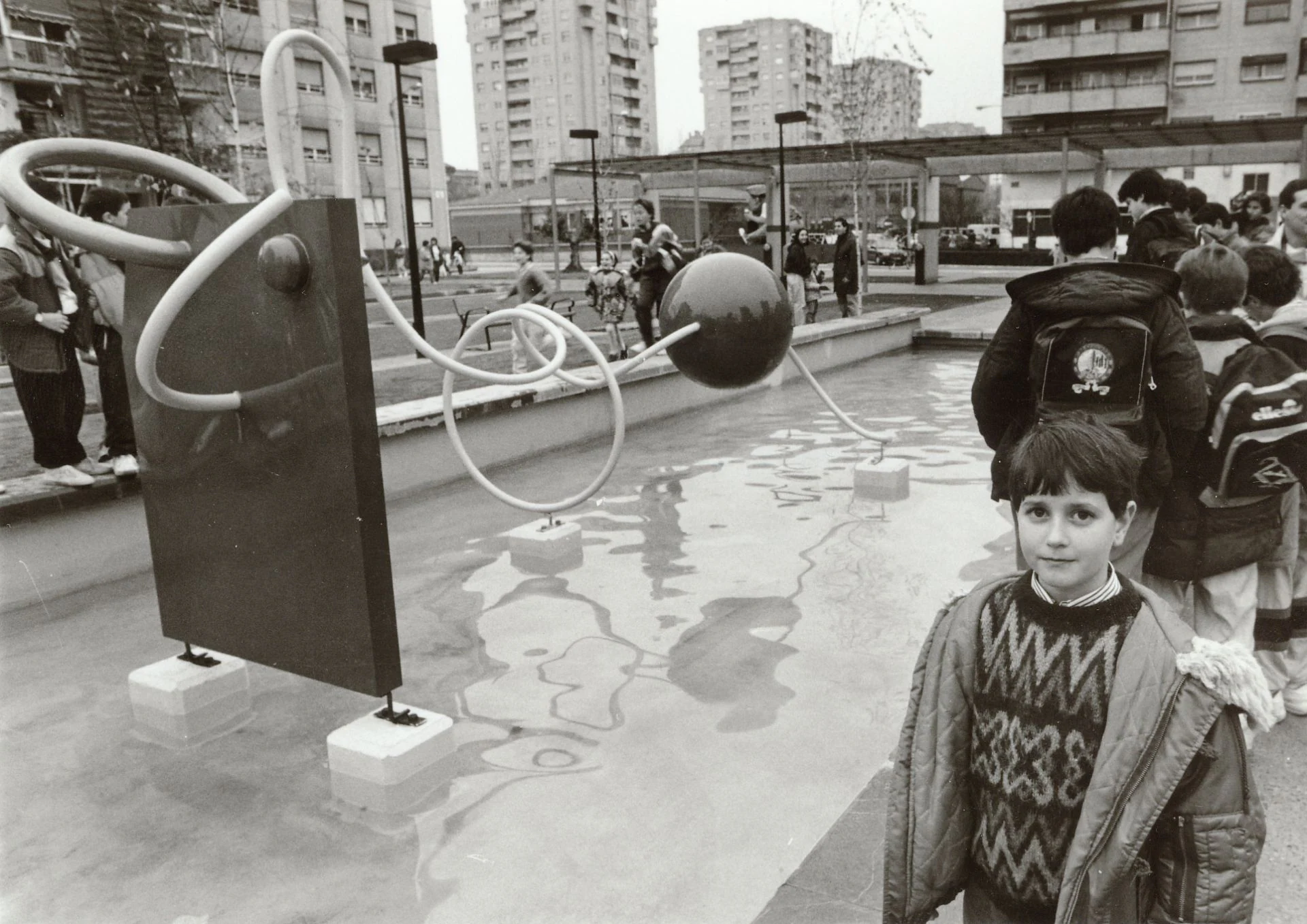 Imagen antes - Tagore González, con 8 años... y con 40, junto a su 'Bola de Dragón'.