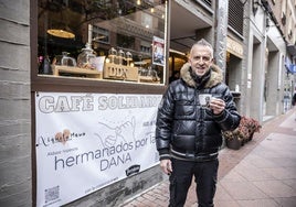 Demetrio Cascón posa junto a una taza de café a puertas de su establecimiento en la calle Doctores Castroviejo de la capital de La Rioja.