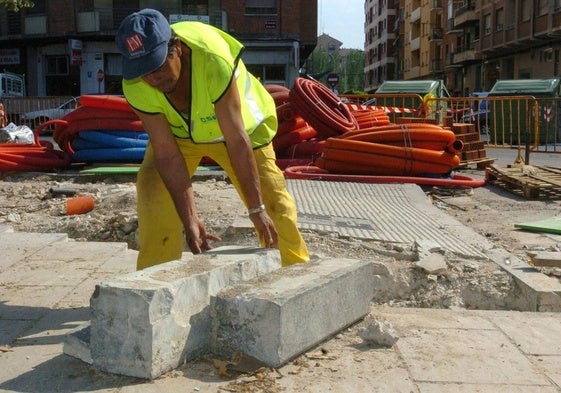 Un obrero de la construcción en una imagen de archivo.