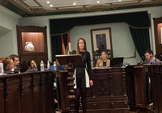 Andrea León toma posesión de su caro ante el pleno municipal.