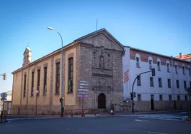 La iglesia, con la portada original cambiada de sitio y la espadaña como recuerdo, hoy centro cívico, junto al convento que tras su demolición la dejará exenta en la confluencia de Madre de Dios con La Ribera.