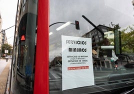 Cartel indicativo de los servicios mínimos realizados en la última huelga de autobuses.