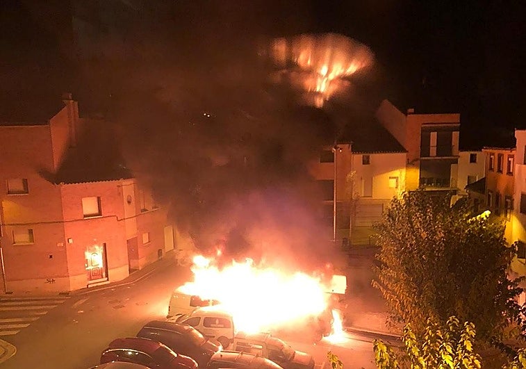 El fuego originado en un motor afecta a diez vehículos y calcina seis en el Planillo