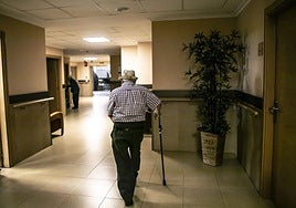 Un hombre, en el interior de una residencia de mayores de La Rioja.