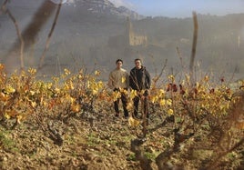 David y Ricardo Fernández en Carronillo, con la iglesia de San Esteban al fondo.