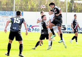 Mikel Montero cabecea un balón mientras Argente le observa durante el triunfo ante el Alfaro.