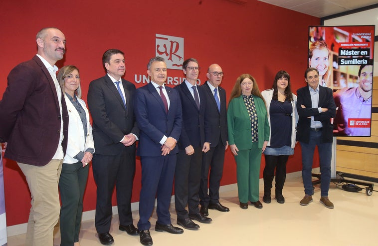 Juan Carlos Ayala, en el centro, con el presidente Capellán y el alcalde Conrado Escobar y a su derecha Elena González, Mavi Balababian y Chefe Paniego.
