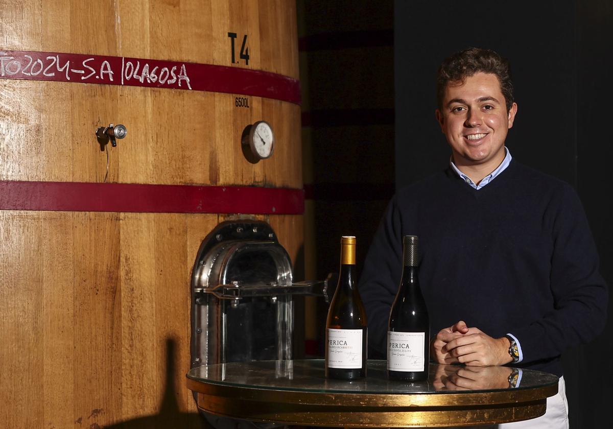 Mario Entrena, en la sala de tinas de Bodegas Perica.