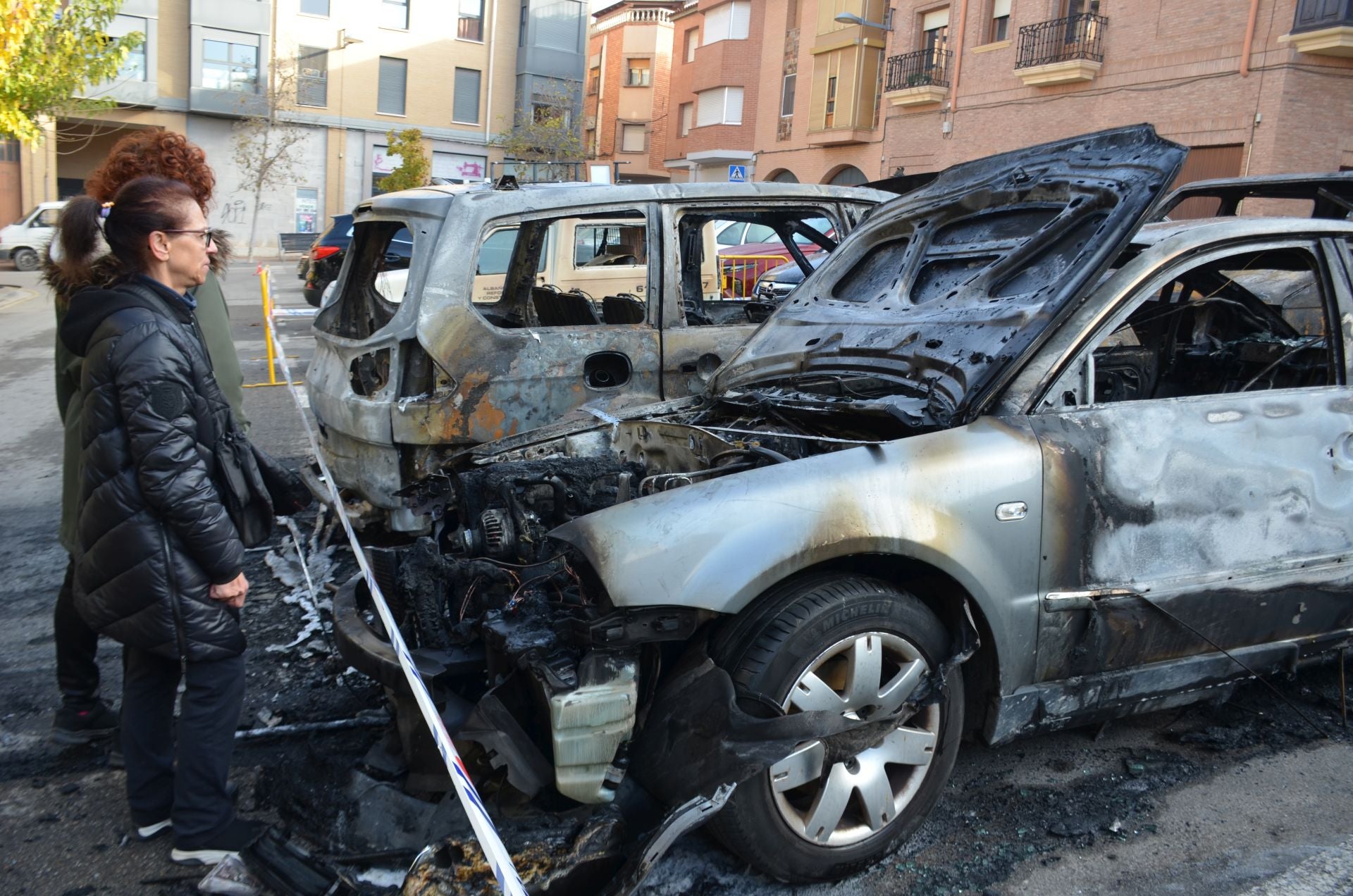 Carmen Francés, propietaria de uno de los coches calcinados, observa los daños ocasionados por el incendio de Alfaro.