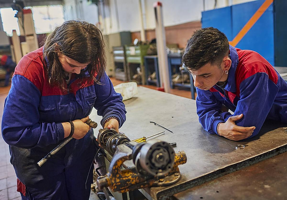 Dos jóvenes de un grado de FP.