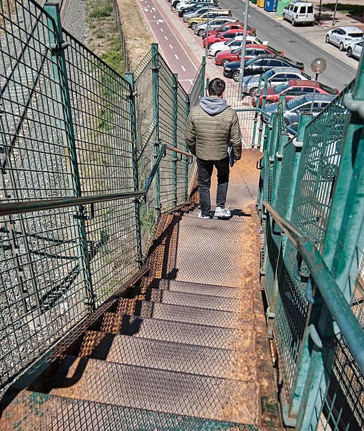 Imagen secundaria 2 - Detalles del paso elevado y foto de familia con la presentación del proyecto este jueves.
