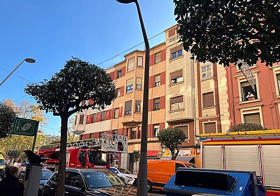 Dos camiones de bomberos en la calle Pérez Galdós de Logroño.