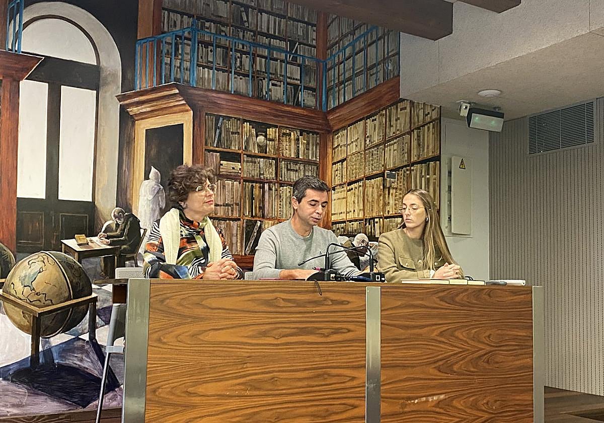 El concejal César Buezo, entre trabajadoras de la entidad.