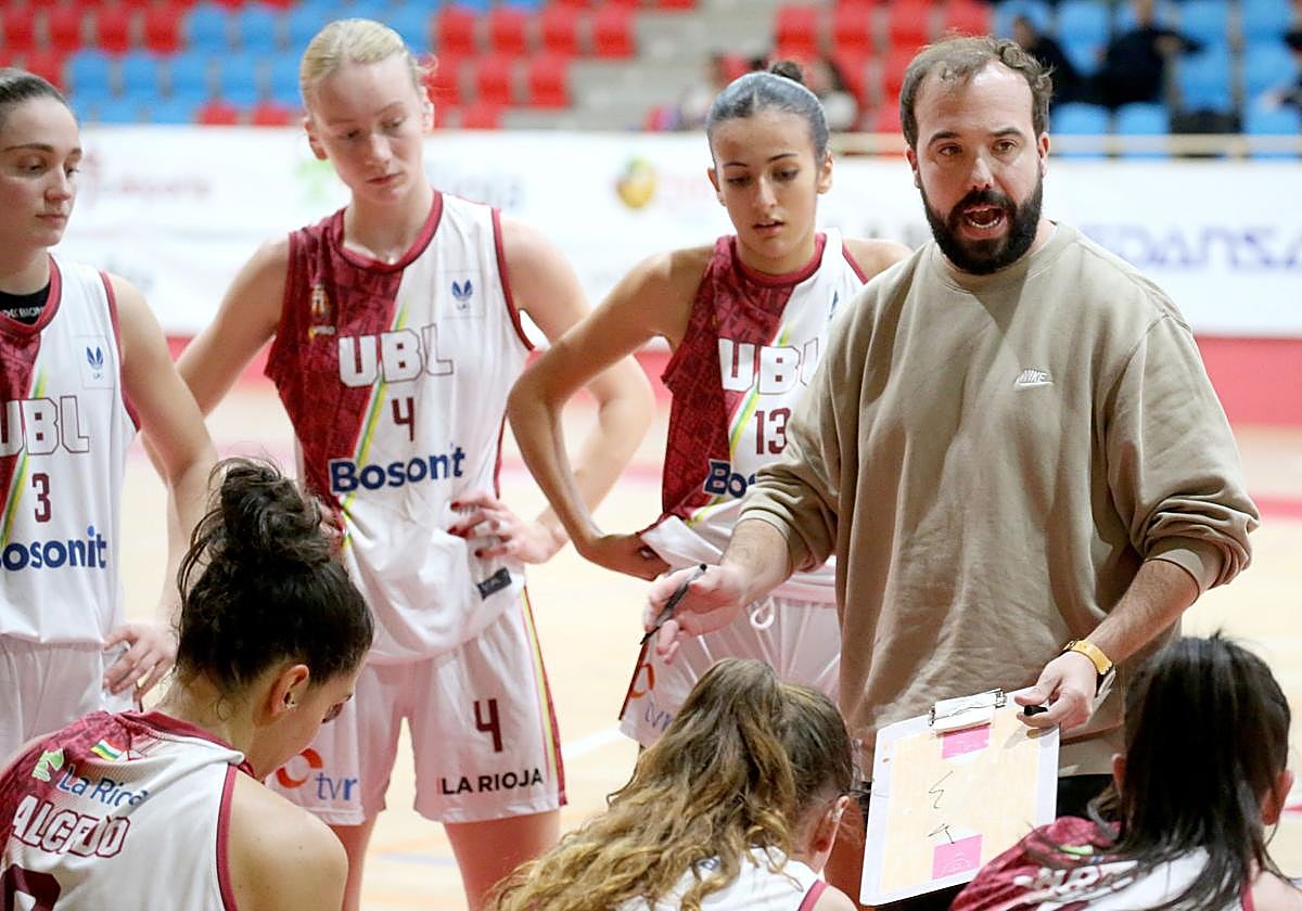 Dani Rubio charla con sus jugadoras en un tiempo muerto.