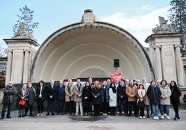 Foto de familia, a mediodía de este viernes, a la conclusión del acto en la Concha del Espolón logroñés.