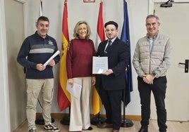 David Antoñanzas, Mónica Arceiz, Mario Nafría y Antonio Mazo, con el borrador del presupuesto .