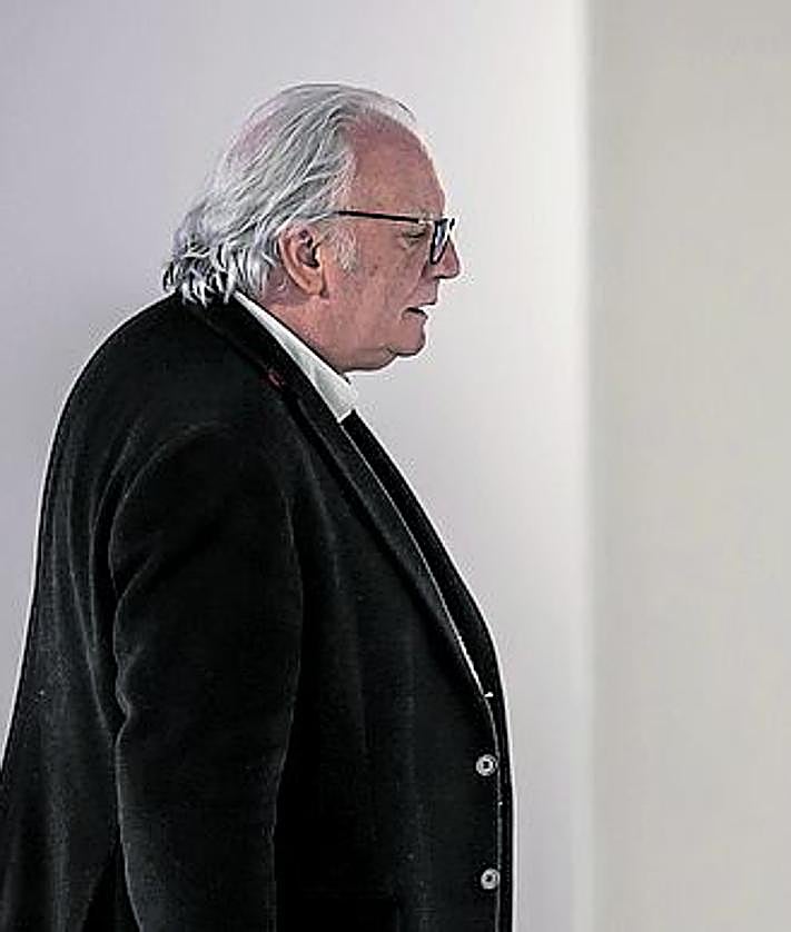 Imagen secundaria 2 - Foto de familia de los artistas premiados, el jurado, organizadores de la Muestra y autoridades./ Moisés Pérez de Albéniz durante su visita a la exposición (Der.)