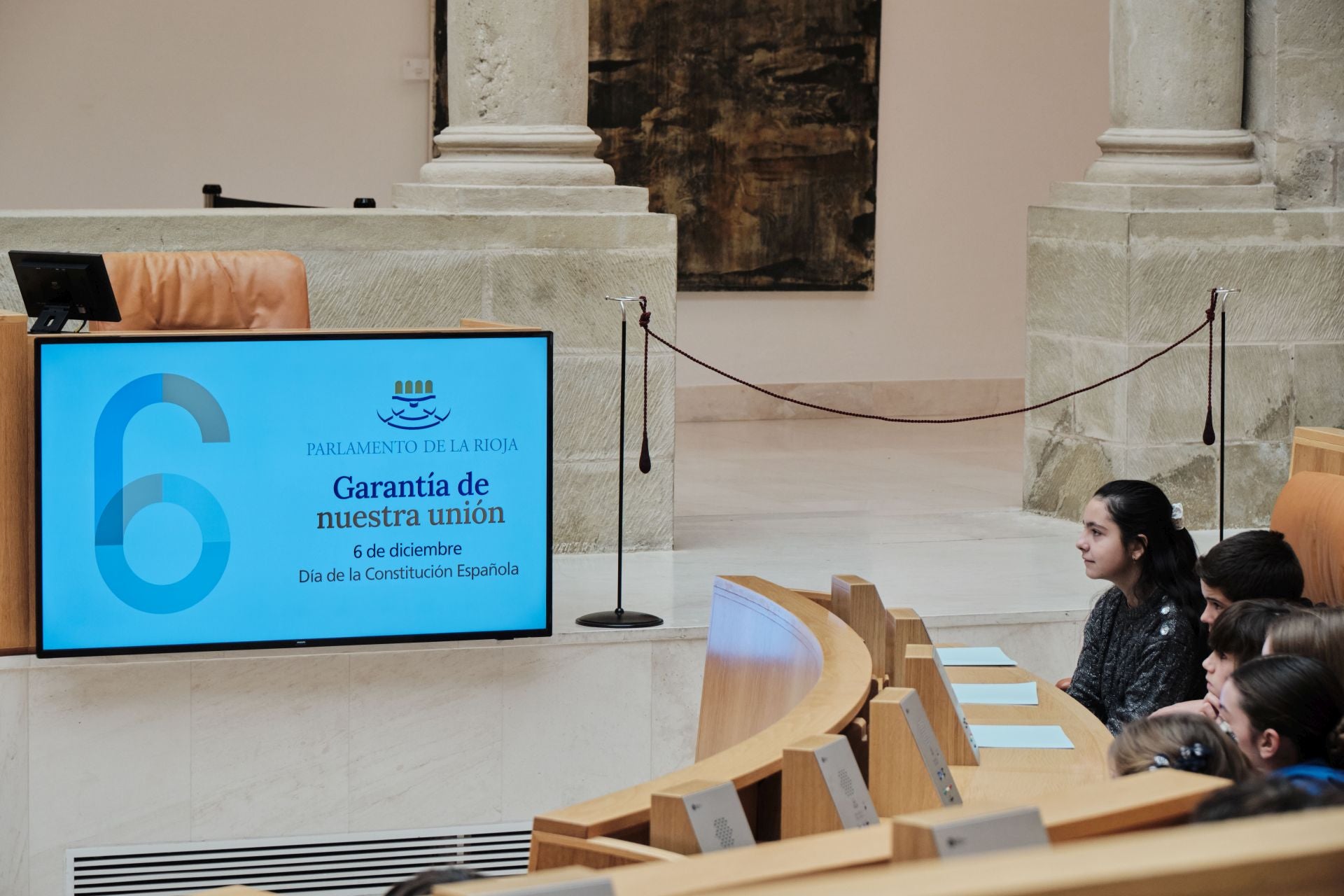 Escolares riojanos leen la Constitución en el Parlamento