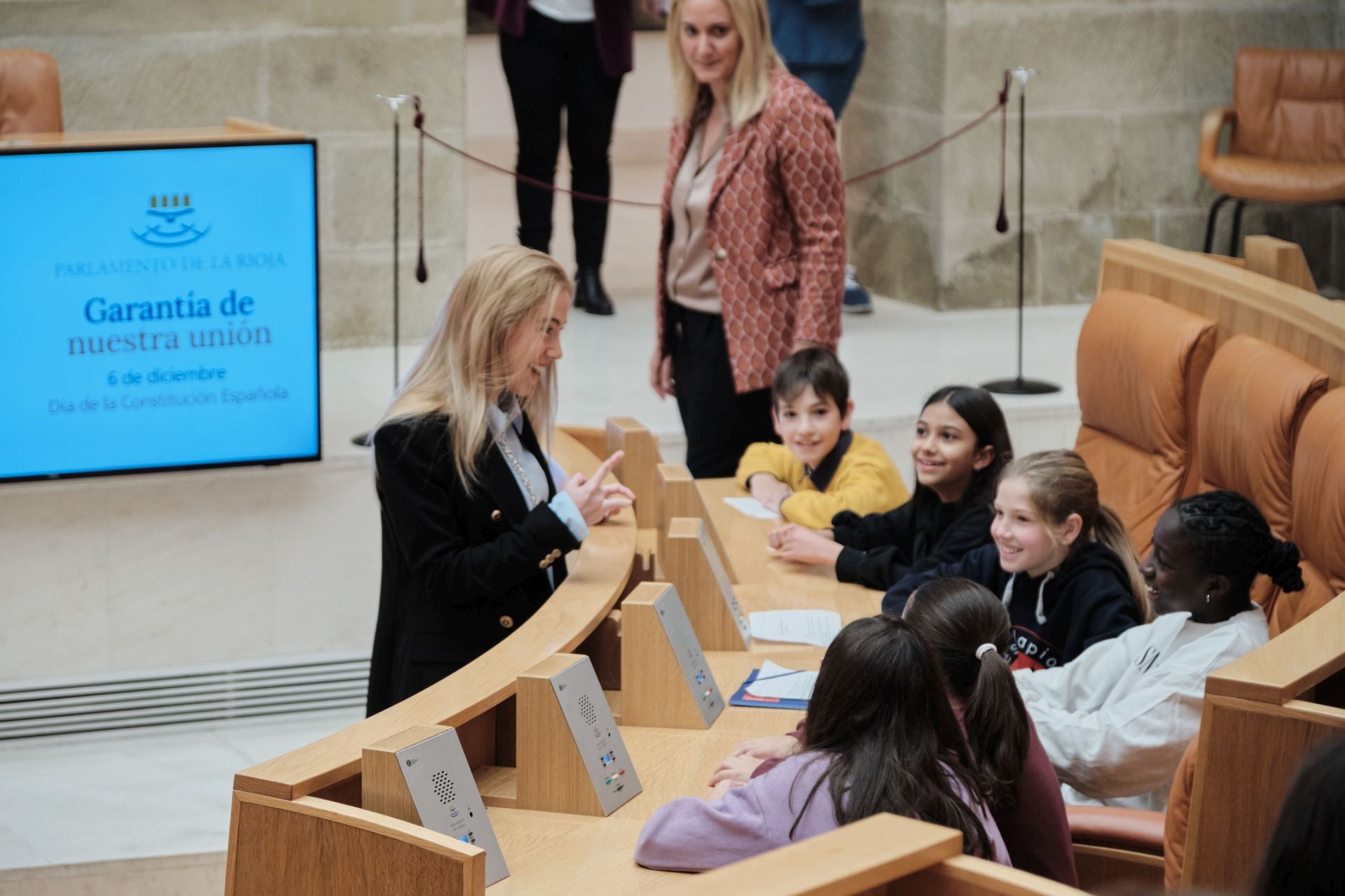 Escolares riojanos leen la Constitución en el Parlamento