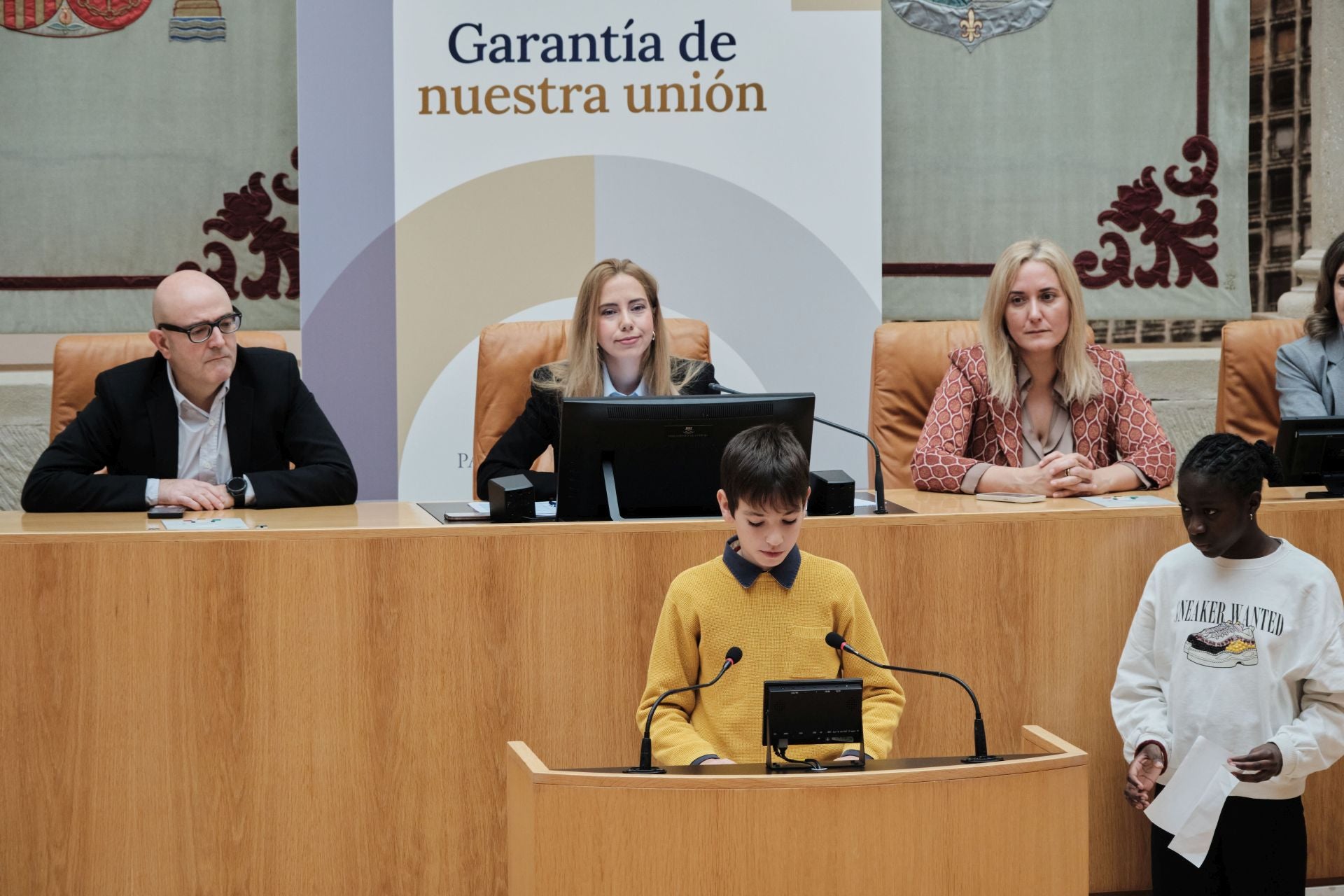 Escolares riojanos leen la Constitución en el Parlamento