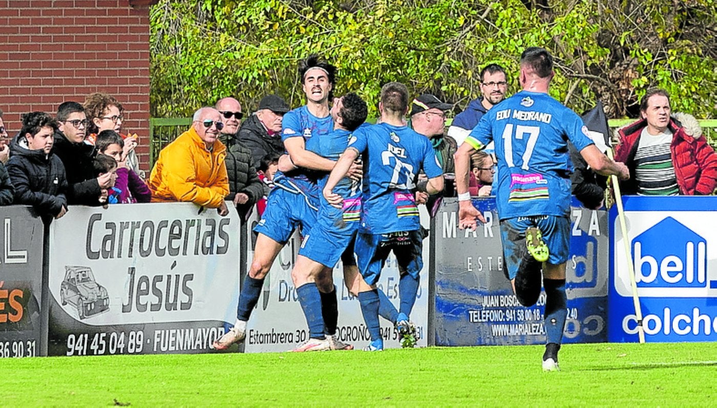 Los jugadores del Anguiano celebran con Barace un gol ante la UDL.