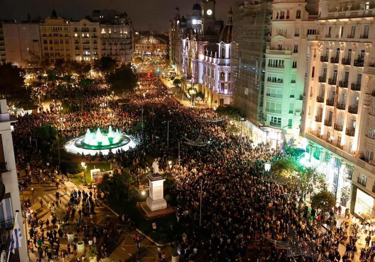 Decenas de miles de valencianos volvieron a salir a las calles de la capital este sábado para exigir responsabilidades a la clase política por la gestión de la DANA en esta comunidad.