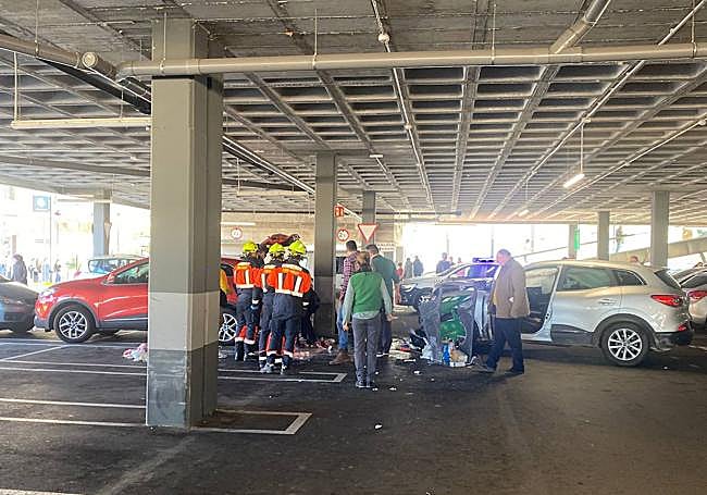 Intervención de los bomberos en el momento del accidente.