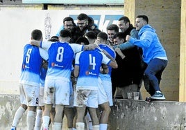 Los jugadores del Arnedo celebran uno de sus goles.