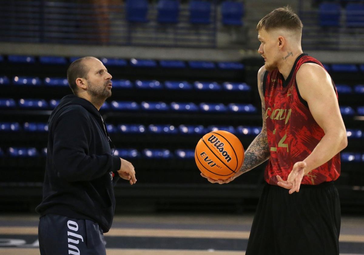 Jorge Serna habla con Orlov durante un entrenamiento en el Palacio.