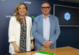 La consejera de Economía, Belina León, junto al gerente de la ADER, Luis Pérez Echeguren.