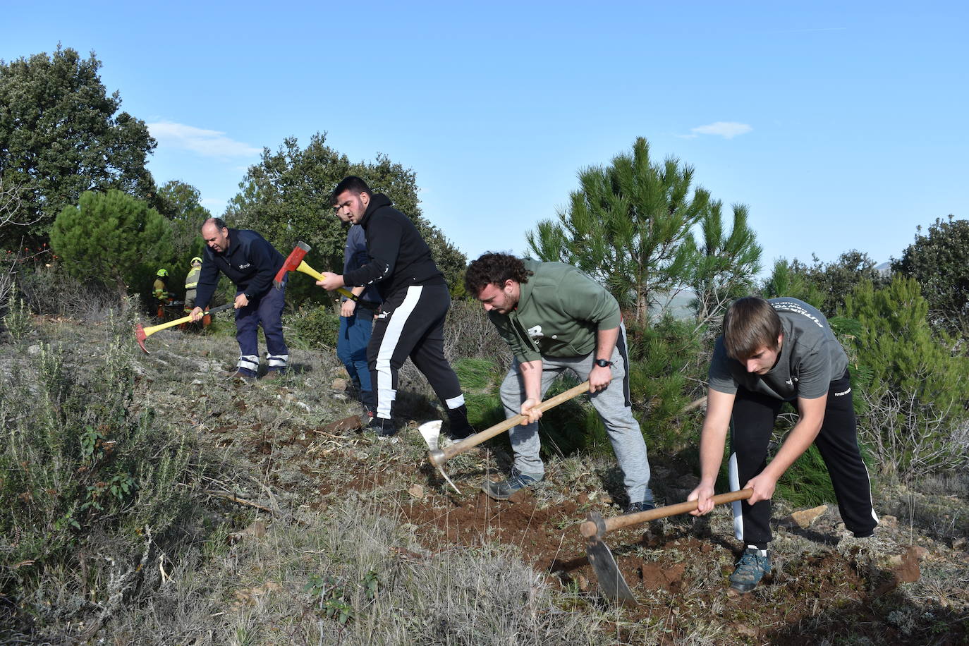 Los alumnos de FP de forestales aprenden en el terreno a combatir las llamas