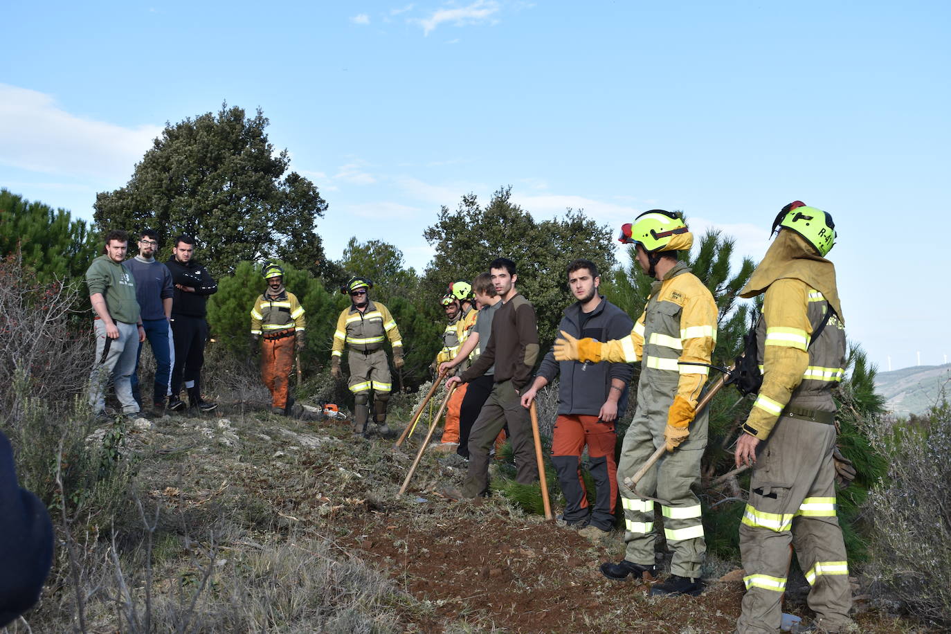 Los alumnos de FP de forestales aprenden en el terreno a combatir las llamas