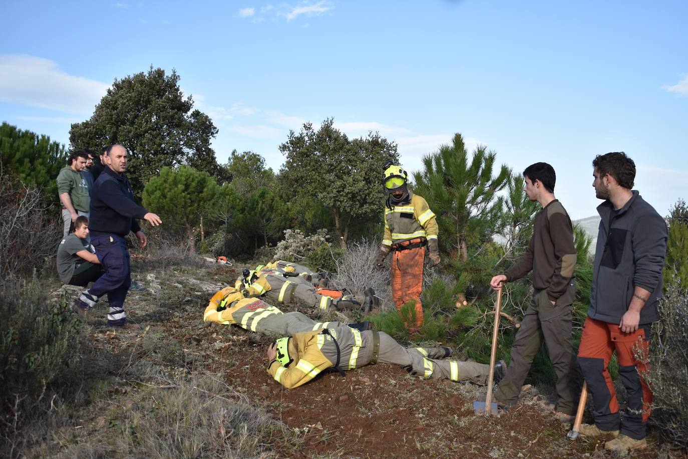 Los alumnos de FP de forestales aprenden en el terreno a combatir las llamas