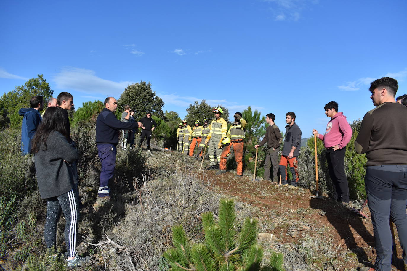 Los alumnos de FP de forestales aprenden en el terreno a combatir las llamas