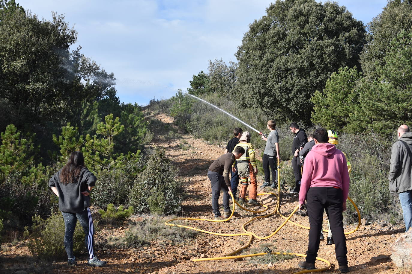 Los alumnos de FP de forestales aprenden en el terreno a combatir las llamas