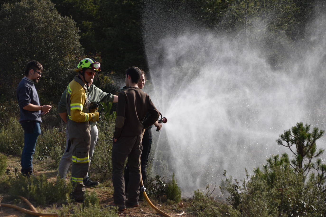 Los alumnos de FP de forestales aprenden en el terreno a combatir las llamas